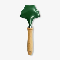 Cultivator in leaf shape