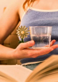 Drinking glass with yellow flower handle - 230 ml